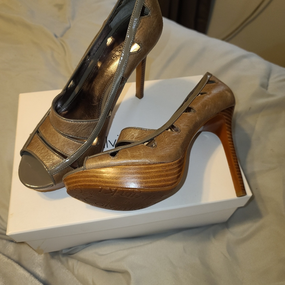 Calvin Klein heels Size 7, Brown Style E3245